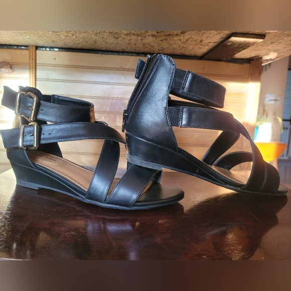 Sandles - Picture 2 of 5